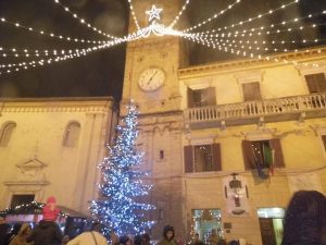 Albero di Natale donato da Bolzano illuminato