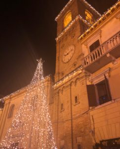 Piazza Barocci illuminata in notturna