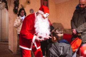Babbo Natale a Mombaroccio interagisce con i bambini