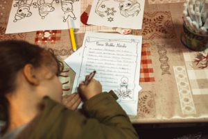 Bambina scrive letterina a Babbo Natale