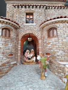 Presepe modello Mombaroccio vista frontale dal basso