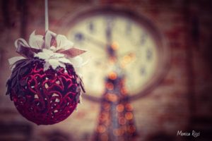 Dettagli orologio e albero di Natale Piazza Barocci